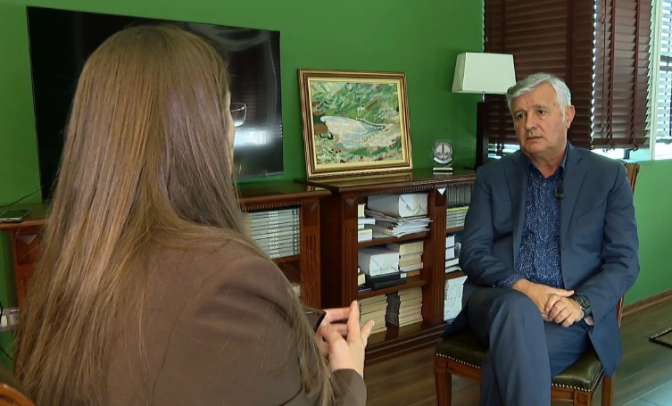 Agasi mohon takimin me Hysenin  Avokati sfidon SPAK dhe kundërshton pretendimet për dokumentet në makinë  Asnjëra nuk qëndron 
