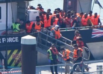 Azilkërkuesit e kthyer nga Britania në Francë denoncojnë dhunë fizike e psikologjike, “The Guardian”: Probleme shëndetësore, njëri prej tyre…