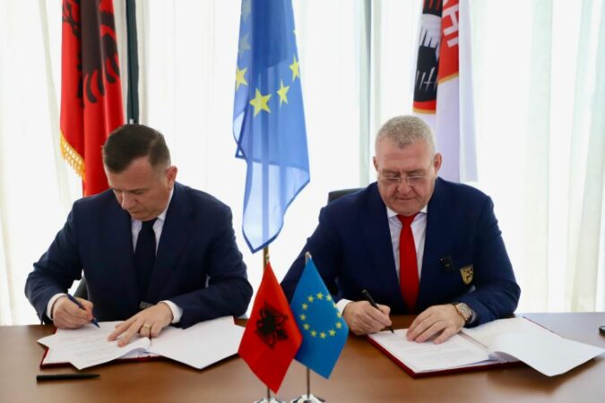  Jam Taulant Balla  më duhen 100 mijë euro   si dy tentuan t i marrin Armando Dukës 100 mijë dy mashtruesit në Tiranë