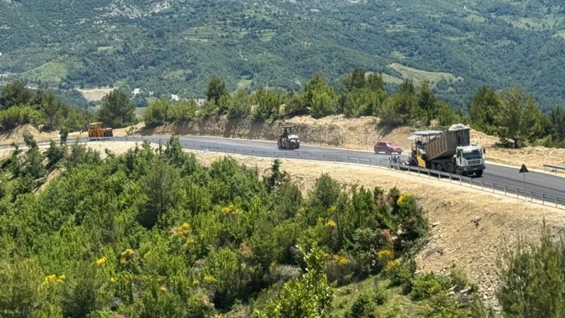 Rruga Berat Ballaban drejt përfundimit  Rama  Vijojnë me intensitet të lartë punimet  Infrastrukturë më e sigurt