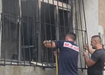 Zjarri shkrumbon banesën në Bulqizë, shpëtohet nga flakët një person me aftësi të kufizuara! (VIDEO)