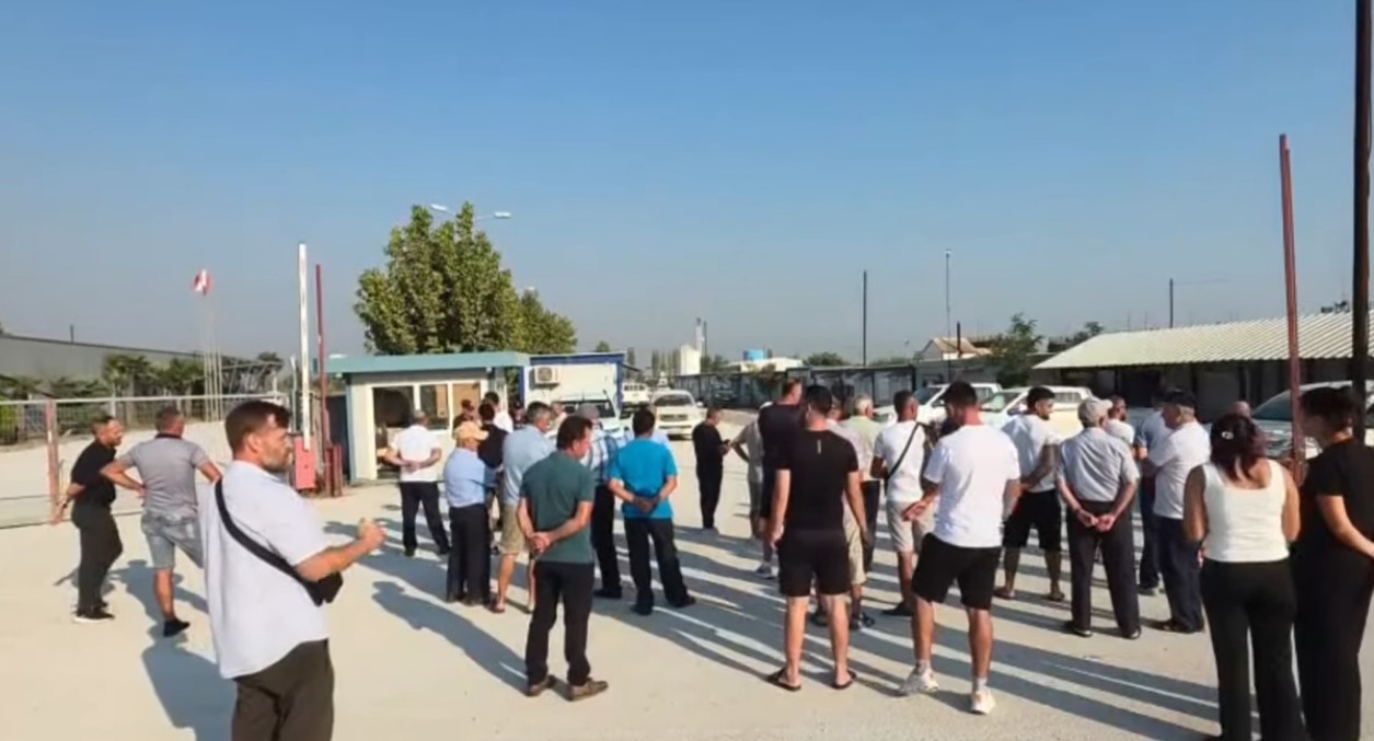 Protestë para Bankers Petroleum  banorët kërkojnë pagesat për tokat  Nëse nuk na dëgjojnë do të bllokojmë puset e naftës   VIDEO 