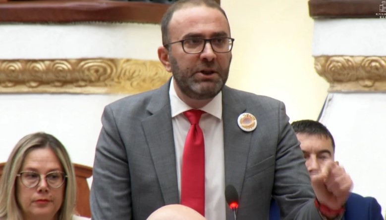 PS rrëzoi kërkesën për magjistratët  Bardhi  S mund të tallemi me pagat e prokurorëve dhe gjyqtarëve  E përdorni Kushtetutën si letër higjienike