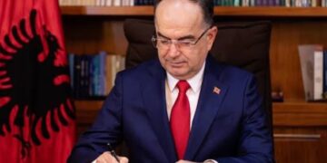 Vetëm pak orë pas miratimit në Kuvend, Begaj dekreton ligjin për formulën e re të pagave të gjyqtarëve dhe prokurorëve!