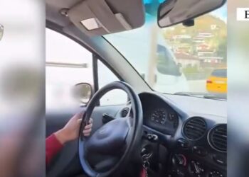 Bëri si ‘interesant’ me makinë mbi trotuar për TikTok, gjobitet me 600 mijë lekë shoferi në Berat