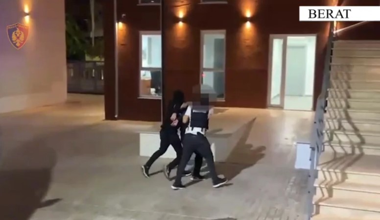 Shisnin drogë pranë shkollave   Perimetri  prangos 2 të rinj persona në Berat  Sekuestrohen mbi 4 kg kanabis dhe 