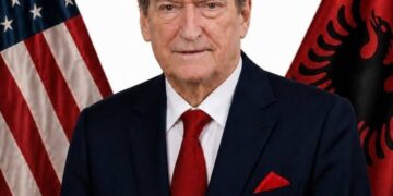 Berisha çon “Foltoren” në Teksas të SHBA-ve, Mediun e merr për t’i ‘mbajtur’ flamurin amerikan (FOTO)