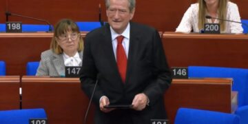 “I vetmi narkoshtet…”- Berisha nxin përsëri Shqipërinë në Strasburg: Diasporës i detyrohemi pothuajse mbijetesën! Qëndrim ndërkombëtar për të shpëtuar kombin