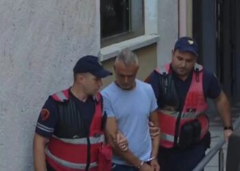 U arrestua se plagosi me drapër babanë e ish-bashkëjetueses, Gjykata e Fierit lë në “arrest me burg” dajën e deputetes Zegjine Çaushi