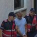 U arrestua se plagosi me drapër babanë e ish-bashkëjetueses, Gjykata e Fierit lë në “arrest me burg” dajën e deputetes Zegjine Çaushi