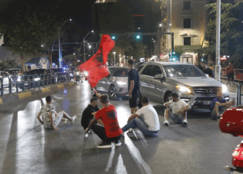 Kaos! Protestuesit bllokojnë “Rrugën e Elbasanit”, rëndohet trafiku