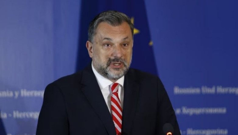 Serbia nderoi me ceremoni varrimin e  Kasapit të Ballkanit  Mlladiç  Bosnja tërheq stafin e Ambasadës nga Beogradi 