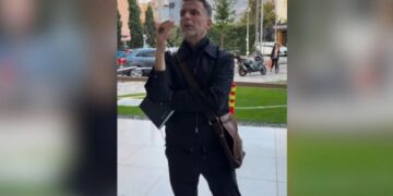“Merrni guxim dhe i dilni përballë qytetarëve”- Aktivistja Arvina Lleshi debaton me Braçen, ndërhyjnë edhe kalimtarët!