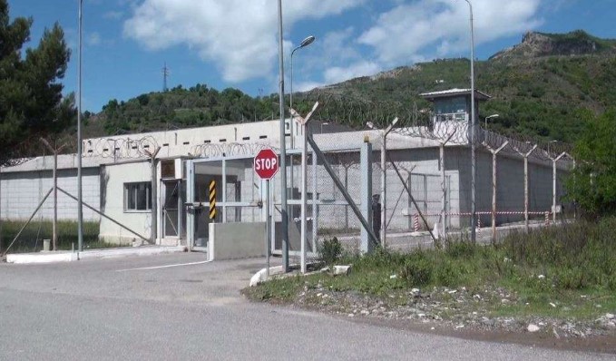 Alkool dhe pajisje për wireless  SPAK urdhëron kontroll të befasishëm në Paraburgimin e Bradasheshit  Ja ku u gjetën  aty mbahet i izoluar edhe Agasi