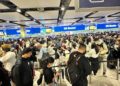 Kaos në aeroportet britanike, anulohen mbi 600 fluturime pas defektit në sistemin e kontrollit ajror, qindra mijëra pasagjerë orë të gjata pasigurie