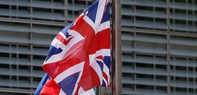 Deputetët britanikë kërkojnë një ligj të ri për të adresuar kërcënimin e IA-së ndaj të drejtave të njeriut -