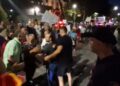 Tensionet/ Protestuesit bllokojnë rrugën dhe kërkojnë të hyjnë në ambientet e Kryeministrisë, Policia rrethon godinën