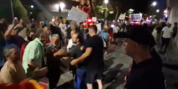 Tensionet/ Protestuesit bllokojnë rrugën dhe kërkojnë të hyjnë në ambientet e Kryeministrisë, Policia rrethon godinën (FOTO)
