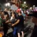 Tensionet/ Protestuesit bllokojnë rrugën dhe kërkojnë të hyjnë në ambientet e Kryeministrisë, Policia rrethon godinën (FOTO)