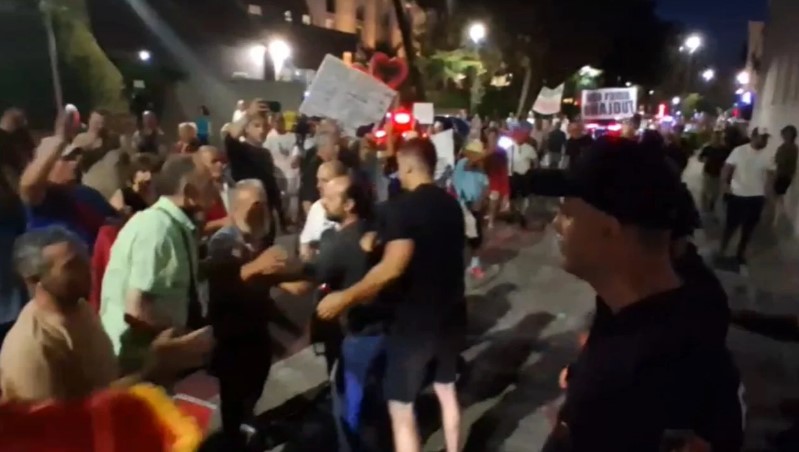 Tensionet  Protestuesit bllokojnë rrugën dhe kërkojnë të hyjnë në ambientet e Kryeministrisë  Policia rrethon godinën  FOTO 