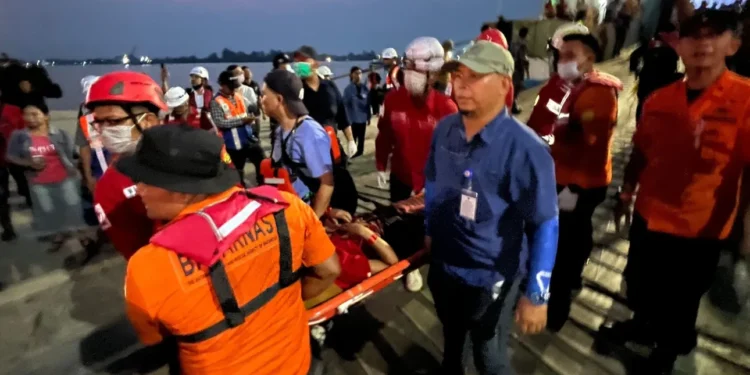 Fundoset anija në Indonezi, 130 persona të zhdukur dhe 6 viktima -