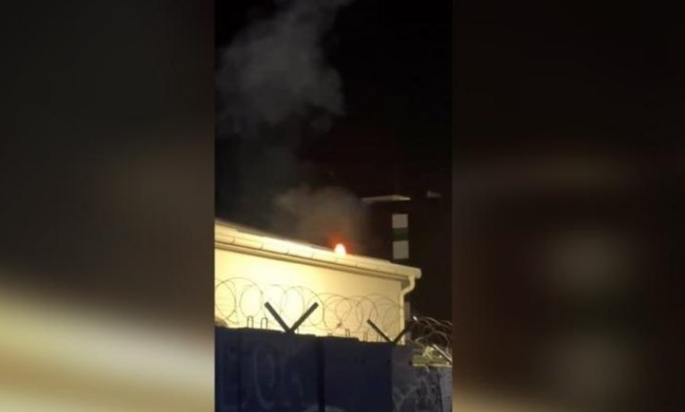 Dënimi i ish krerëve të UÇK nga Haga  protestë deri në orët e vona në Prishtinë  Qytetarët hedhin gurë drejt zyrave të EULEX  merr flakë çatia