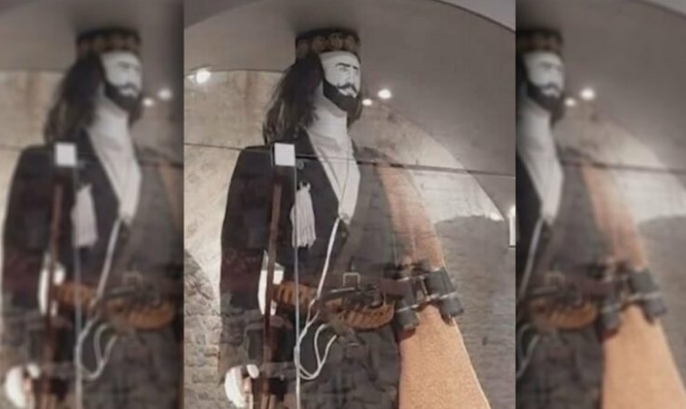Manekini i Çerçiz Topullit në Muzeun e Gjirokastrës shkaktoi  furtunë  në rrjetet sociale  dorëhiqet drejtori i Agjencisë së Trashëgimisë Kulturore