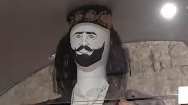 skandal-me-portretin-e-heroit-kombetar-cerciz-topulli-ne-kalane-e-gjirokaster
