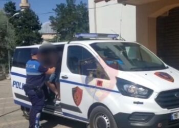 Hedhin qesen me drogë nga makina, por s’i shpëtojnë dot ndjekjes policore! Në pranga 2 shokët, ja çfarë iu gjet gjatë kontrollit