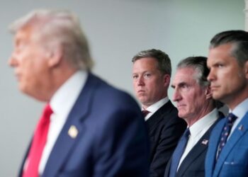 Tensione dhe krisje brenda Pentagonit, Sekretari i Ushtrisë amerikane i dorëzon dorëheqjen Trump, shkak përplasja me Hegseth