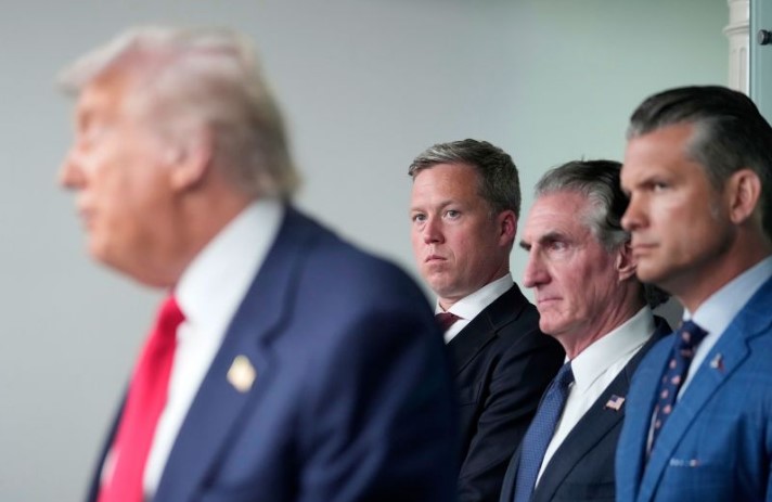 Tensione dhe krisje brenda Pentagonit  Sekretari i Ushtrisë amerikane i dorëzon dorëheqjen Trump  shkak përplasja me Hegseth