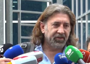 “Gjyqtarët i lejojnë, kurse ne jo”- Refuzoi të dorëzonte telefonin para se të hynte në sallën e GJKKO, avokati gjobitet me 50 mijë lekë! (REAGIMI)