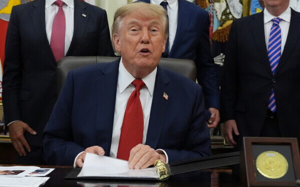 Trump ndalon CNN dhe Politico në Shtëpinë e Bardhë, mediat e çojnë presidentin në gjykatë -