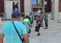“Po na mbahen lekët”/ Tre muaj pa rroga,. punonjësit e Ndërmarrjes së Pastrimit në Durrës mblidhen para Bashkisë