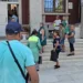 “Po na mbahen lekët”/ Tre muaj pa rroga, punonjësit e Ndërmarrjes së Pastrimit në Durrës mblidhen para Bashkisë