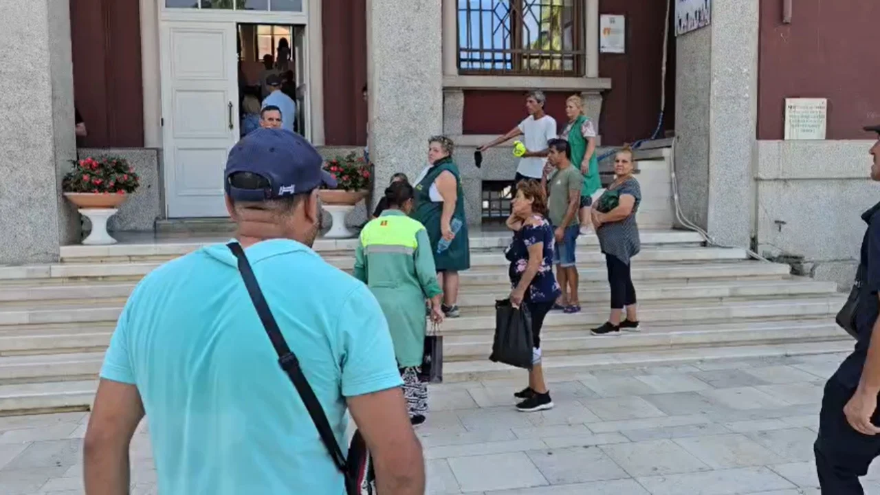  Po na mbahen lekët   Tre muaj pa rroga  punonjësit e Ndërmarrjes së Pastrimit në Durrës mblidhen para Bashkisë