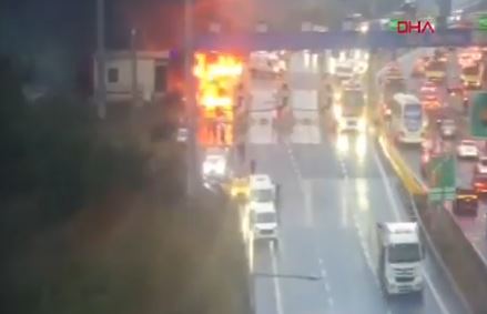 Aksident i rëndë në Turqi, autobusi përfshihet nga flakët pas përplasjes. 2 viktima dhe 8 të plagosur (VIDEO) -