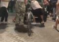 VIDEO/ “Largohu!” Protestuesit rrethojnë dhe godasin makinën e qytetarit pranë Piramidës