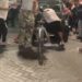 VIDEO/ “Largohu!” Protestuesit rrethojnë dhe godasin makinën e qytetarit pranë Piramidës