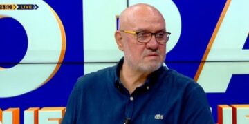Berisha u prit me protestë dhe braktisje në SHBA, avokati Petraj: “Non grata” nuk i hiqet, priten surpriza për “21 janarin” dhe “Gërdecin”