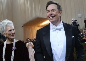 Nëna e Elon Musk tregon jetën e thjeshtë pranë djalit miliarder: Kur e vizitoj në Starbase, fle në garazh