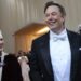 Nëna e Elon Musk tregon jetën e thjeshtë pranë djalit miliarder: Kur e vizitoj në Starbase, fle në garazh