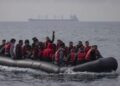 Protesta dhe bllokadë refugjatëve në Angli, e djathta ekstreme pengon zbarkimin dhe transferimin e 140 emigrantëve me varka!
