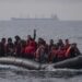 Protesta dhe bllokadë refugjatëve në Angli, e djathta ekstreme pengon zbarkimin dhe transferimin e 140 emigrantëve me varka!