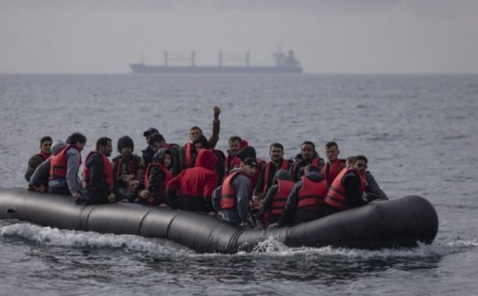 Protesta dhe bllokadë refugjatëve në Angli  e djathta ekstreme pengon zbarkimin dhe transferimin e 140 emigrantëve me varka 