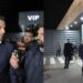 VIDEO/ “UÇK, UÇK!”- Djali i Hashim Thaçit dhe i Kadri Veselit priten me ovacione në aeroportin e Prishtinës! Endrit Thaçi: Gjykatë kriminale!