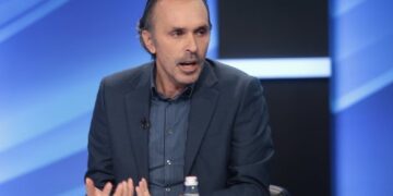 “Edhe në Hënë të shkojë, s’vjen më në pushtet!”- Abalisti Mërtiri ironizon vizitën e Berishës në SHBA: Është bërë qesharak, ku i gjeti 10 mln USD për lobingje?