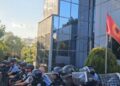 VIDEO/ Vendimi i Hagës për liderët e UÇK, protestuesit gjuajnë me gurë godinën e Qeverisë, arrestohet një prej tyre! Tubim edhe para Parlamentit