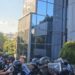 VIDEO/ Vendimi i Hagës për liderët e UÇK, protestuesit gjuajnë me gurë godinën e Qeverisë, arrestohet një prej tyre! Tubim edhe para Parlamentit