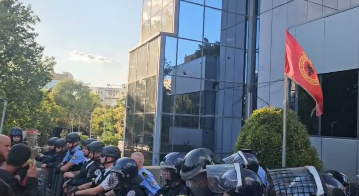 VIDEO  Vendimi i Hagës për liderët e UÇK  protestuesit gjuajnë me gurë godinën e Qeverisë  arrestohet një prej tyre  Tubim edhe para Parlamentit